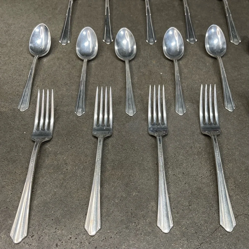 Vintage 1939 Holmes & Edwards Silverplate Flatware Set w Case Art Deco - Picture 3 of 11